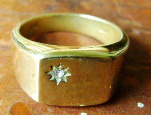 VINTAGE 9 CT 5.8G MENS SIGNET RING WITH SMALL DIAMOND SIZE P