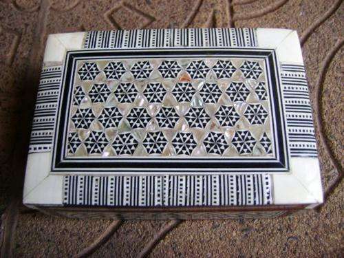 BEAUTIFUL VINTAGE INLAYED TRINKET BOX, MOTHER OF PEARL AND BONE