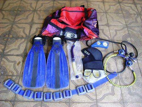 GREAT QUALITY LOT OF SCUBA DIVING GEAR, FINS, WEIGHTS,GOGGLES, SNORKEL, REGULATOR WITH PRESSURE & D