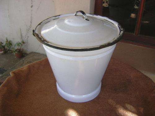 VINTAGE BEAUTIFUL ENAMEL BUCKET WITH LID