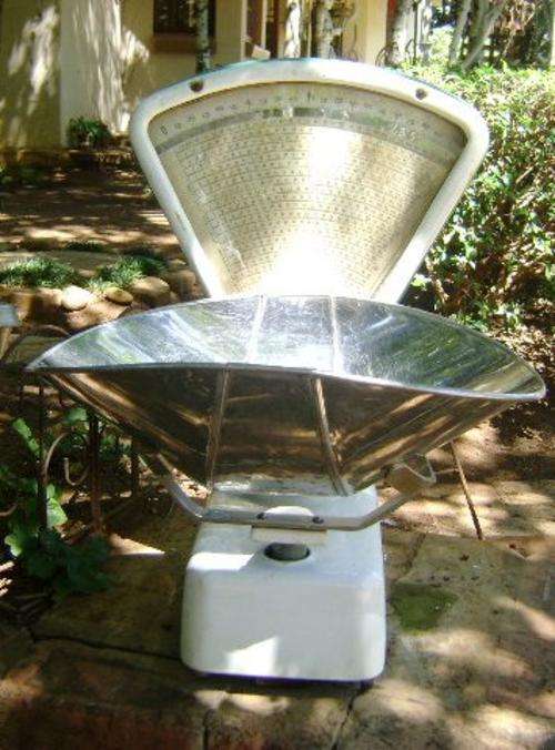 VINTAGE AVERY ENAMEL SCALE