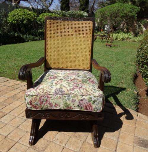 VINTAGE ROCKING CHAIR IN GREAT CONDITION