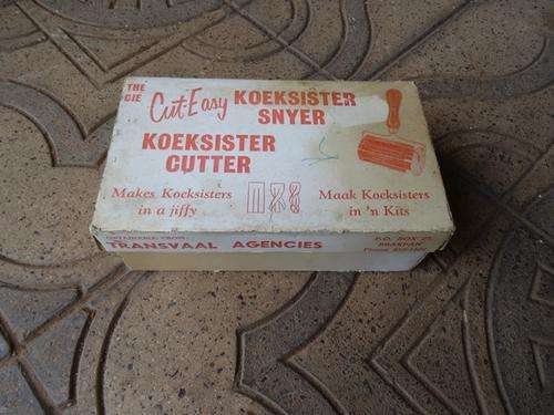 VINTAGE BOXED KOEKSISTER CUTTER