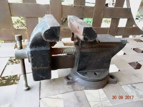 VINTAGE 4 INCH JAW SWIVEL VICE WITH ANVIL ATTACHMENT