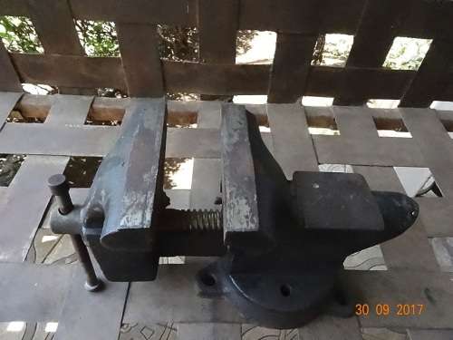 VINTAGE 4 INCH JAW SWIVEL VICE WITH ANVIL ATTACHMENT