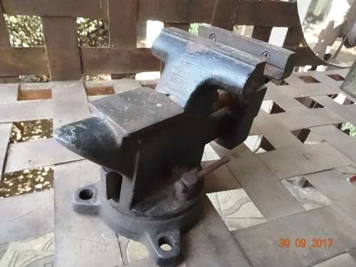 VINTAGE 4 INCH JAW SWIVEL VICE WITH ANVIL ATTACHMENT