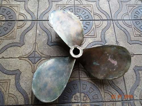 OLD FISHING TRAWLER YELLOW BRONZE PROPELLER 550 MM DIAMETER.