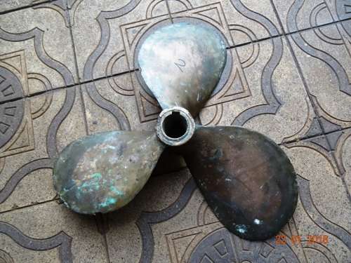 OLD FISHING TRAWLER YELLOW BRONZE PROPELLER 550 MM DIAMETER.