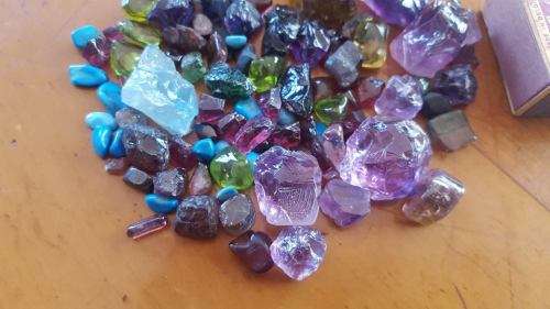 500 CT OF UNCUT GEMSTONES
