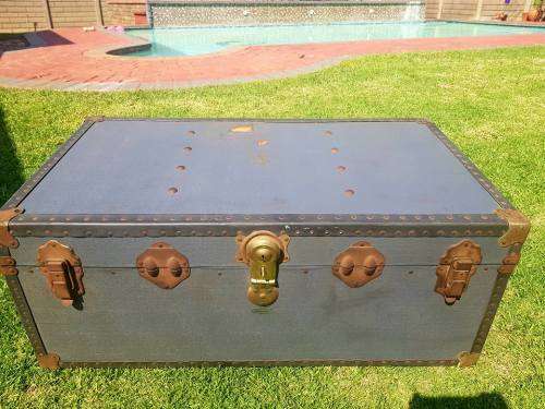 CIRCA 1920'S OVERPOND PLYWOOD WATER-RESISTANT STEAMER TRUNK. 91 X 51 X 37 CM.