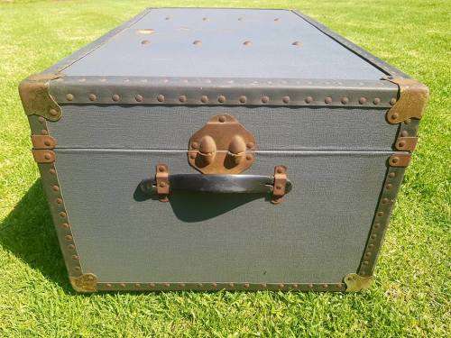 CIRCA 1920'S OVERPOND PLYWOOD WATER-RESISTANT STEAMER TRUNK. 91 X 51 X 37 CM.
