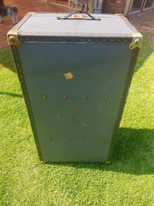 CIRCA 1920'S OVERPOND PLYWOOD WATER-RESISTANT STEAMER TRUNK. 91 X 51 X 37 CM.