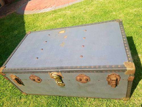CIRCA 1920'S OVERPOND PLYWOOD WATER-RESISTANT STEAMER TRUNK. 91 X 51 X 37 CM.