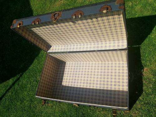 CIRCA 1920'S OVERPOND PLYWOOD WATER-RESISTANT STEAMER TRUNK. 91 X 51 X 37 CM.