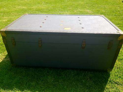 CIRCA 1920'S OVERPOND PLYWOOD WATER-RESISTANT STEAMER TRUNK. 91 X 51 X 37 CM.