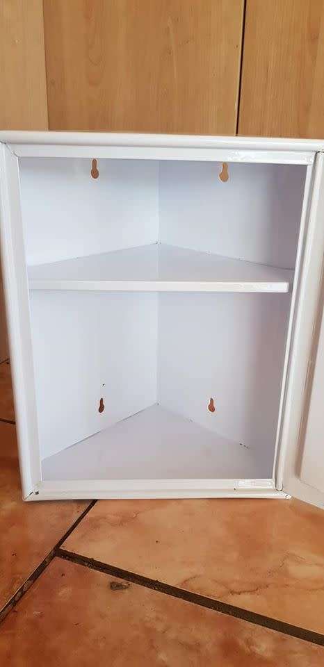 SCARCE METAL BATHROOM CORNER CABINET 285 X 210 X 385 MM