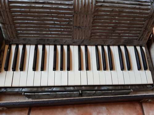 VINTAGE NEAR MINT 120 BASS HOHNER ACCORDIAN IN CASE