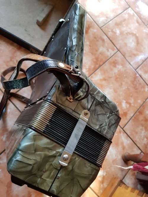 VINTAGE NEAR MINT 120 BASS HOHNER ACCORDIAN IN CASE