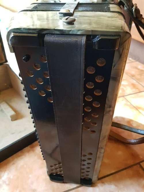 VINTAGE NEAR MINT 120 BASS HOHNER ACCORDIAN IN CASE