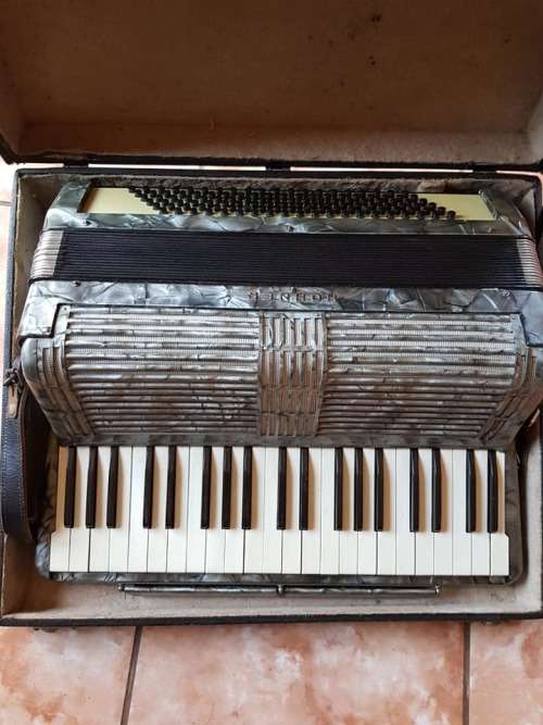 VINTAGE NEAR MINT 120 BASS HOHNER ACCORDIAN IN CASE