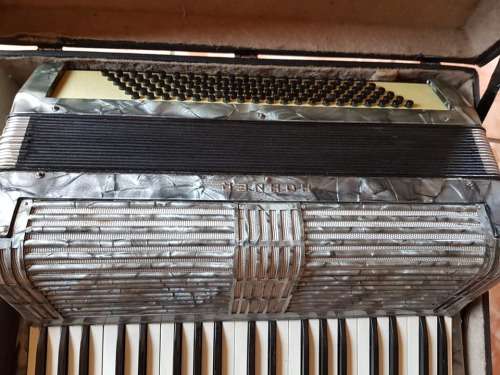 VINTAGE NEAR MINT 120 BASS HOHNER ACCORDIAN IN CASE