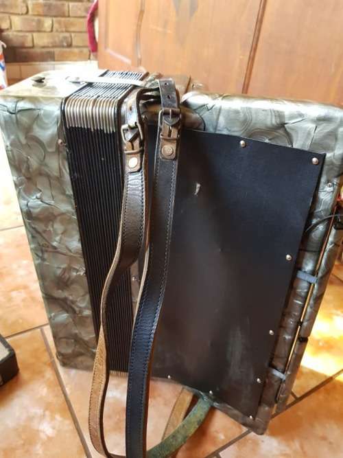 VINTAGE NEAR MINT 120 BASS HOHNER ACCORDIAN IN CASE