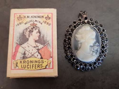 VINTAGE CAMEO BROOCH PENDANT