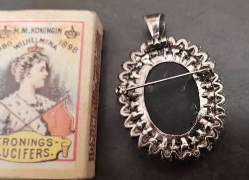 VINTAGE CAMEO BROOCH PENDANT