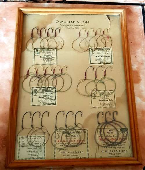 VERY RARE O MUSTAD AND SON NORWAY TRACE HOOK DISPLAY CARD, AROUND 75 YEARS OLD 300 X 200 MM