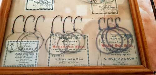 VERY RARE O MUSTAD AND SON NORWAY TRACE HOOK DISPLAY CARD, AROUND 75 YEARS OLD 300 X 200 MM