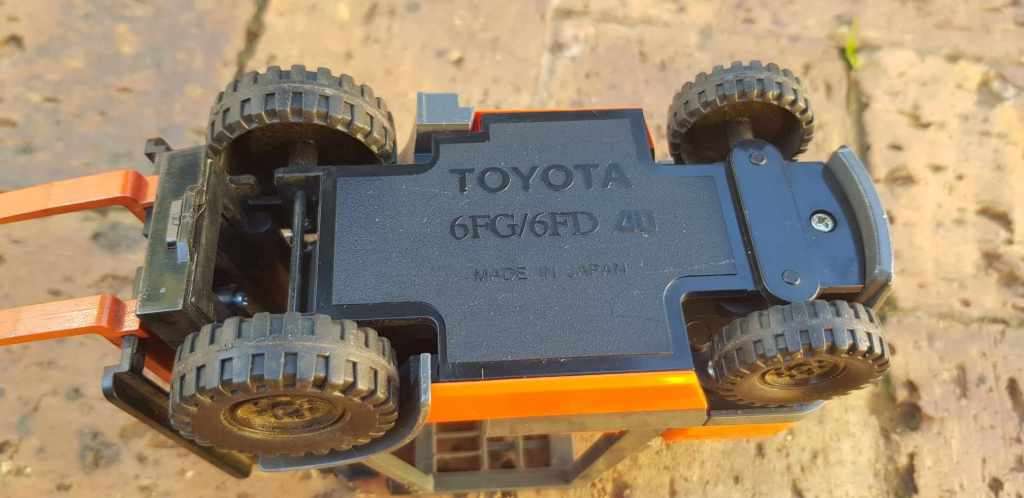 VINTAGE UNPLAYED DIE CAST FORKLIFTS ABOUT 1/24