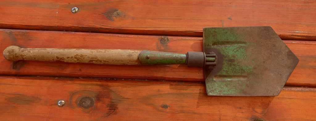 VINTAGE TRENCH SHOVEL.