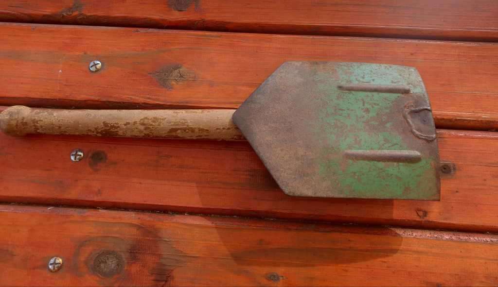 VINTAGE TRENCH SHOVEL.