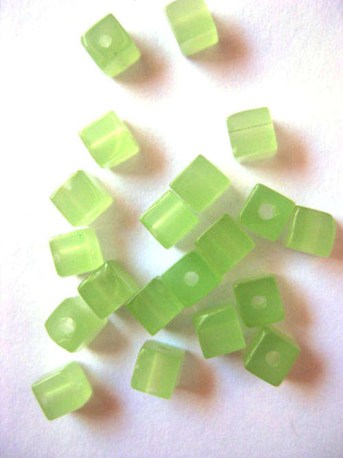 Glass cube beads, green, 4mm, 20pcs