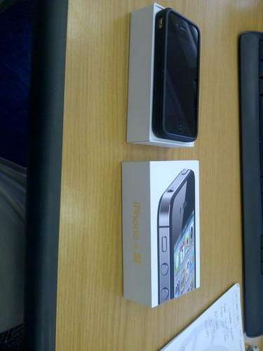 iPhone 4, Black, 32GB, with bodyglove protective cover, great condition