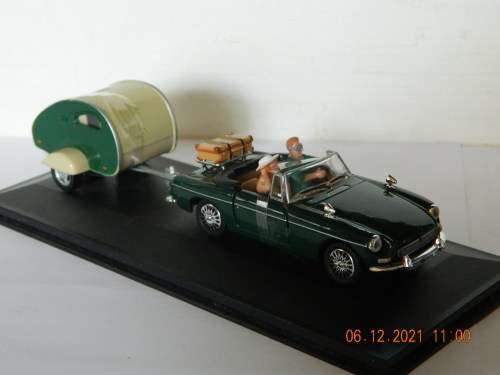 HONGWELL - CARARAMA  -  MGB  CONVERTIBLE WITH CARAVAN