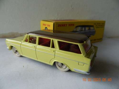 DINKY TOYS  - DE AGOSTINI  -  548  -    FIAT  1800 FAMILIALE