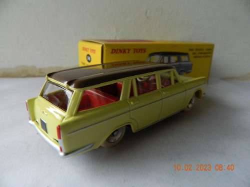 DINKY TOYS  - DE AGOSTINI  -  548  -    FIAT  1800 FAMILIALE