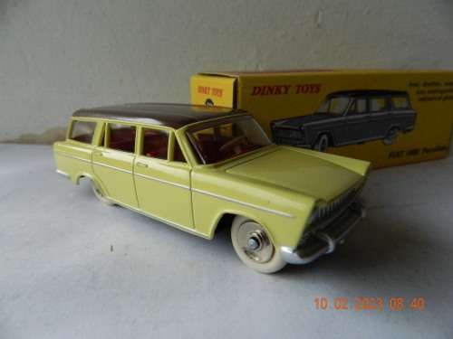 DINKY TOYS  - DE AGOSTINI  -  548  -    FIAT  1800 FAMILIALE