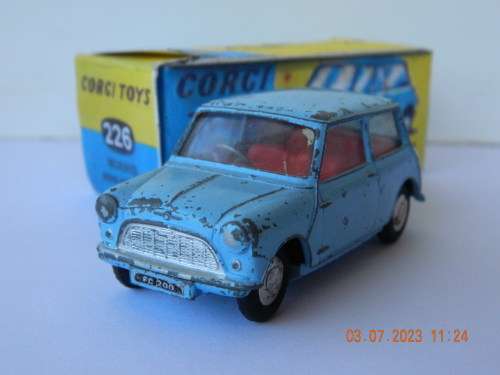 CORGI TOYS  -  226   -  MORRIS MINI MINOR