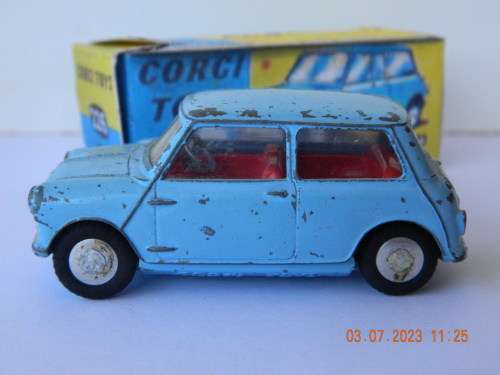 CORGI TOYS  -  226   -  MORRIS MINI MINOR
