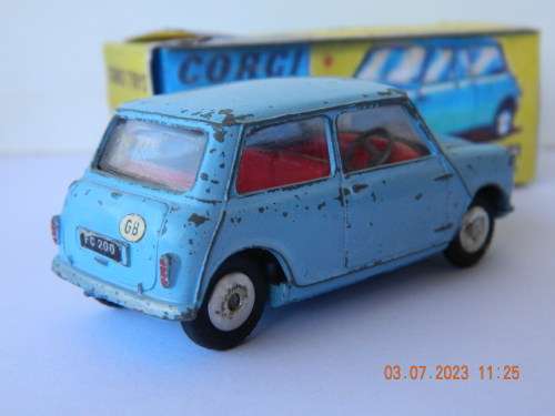 CORGI TOYS  -  226   -  MORRIS MINI MINOR