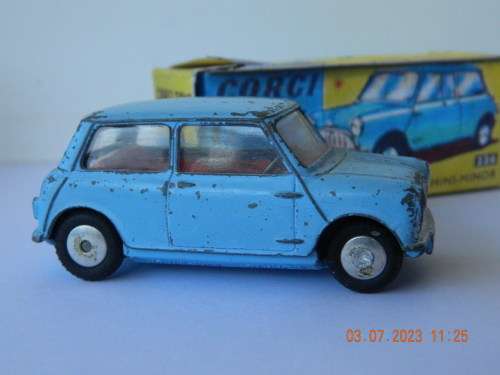 CORGI TOYS  -  226   -  MORRIS MINI MINOR