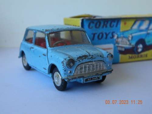 CORGI TOYS  -  226   -  MORRIS MINI MINOR