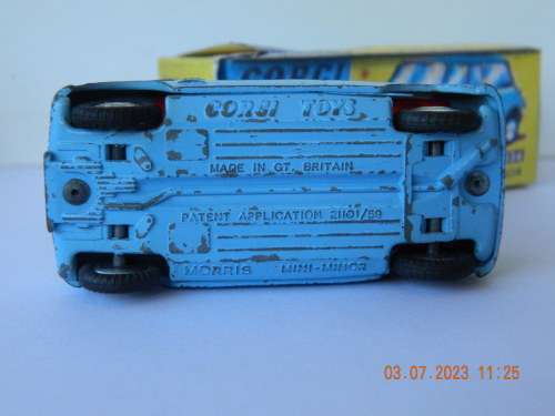 CORGI TOYS  -  226   -  MORRIS MINI MINOR