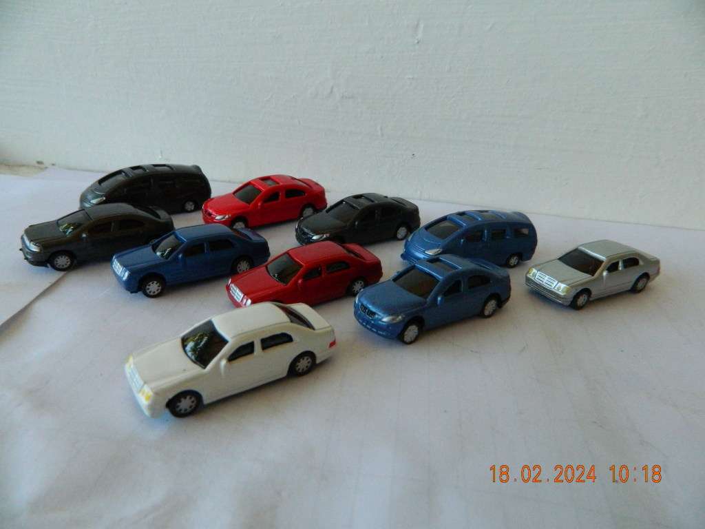 HO -  TRAIN SET ACCESSORIES - 10 MIXED CARS