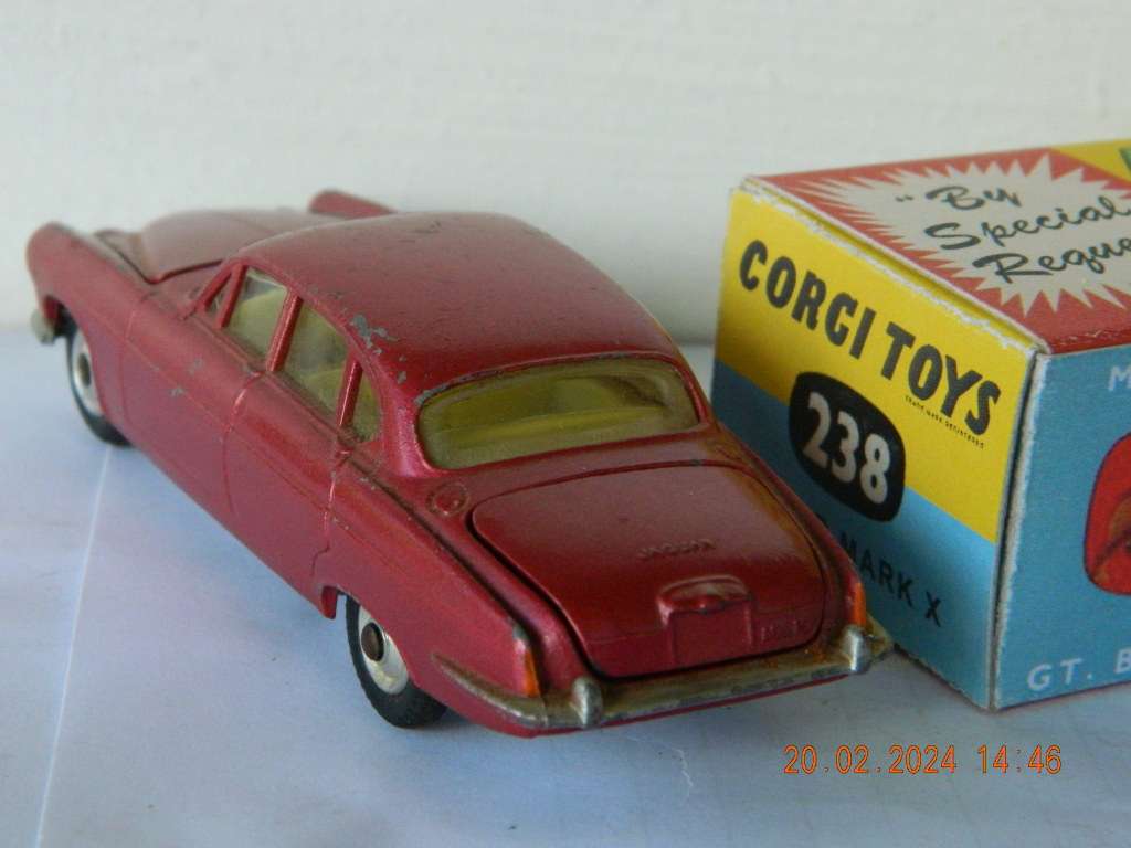 CORGI TOYS  -  238  -  JAGUAR SALOON MK. 10