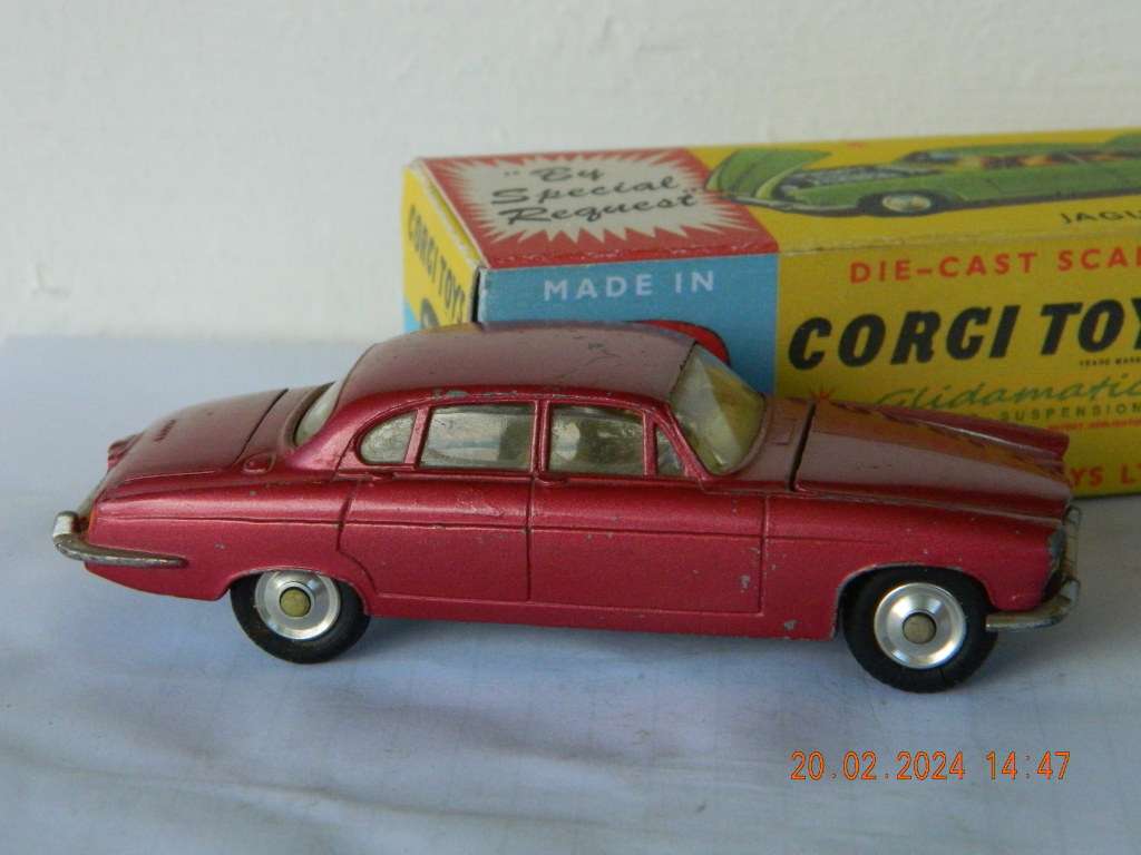 CORGI TOYS  -  238  -  JAGUAR SALOON MK. 10