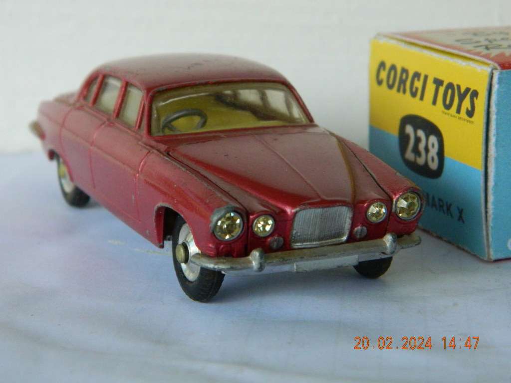 CORGI TOYS  -  238  -  JAGUAR SALOON MK. 10