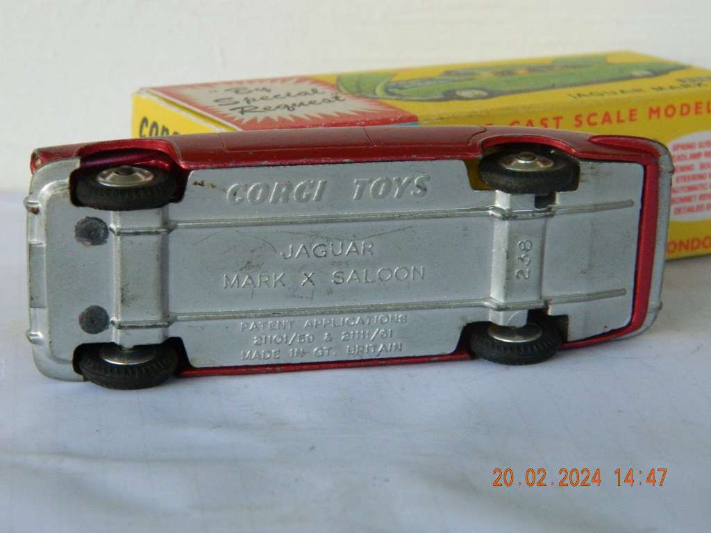 CORGI TOYS  -  238  -  JAGUAR SALOON MK. 10